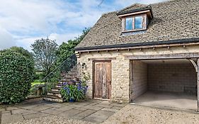Exquisite Coach House Near Silverstone & Stowe